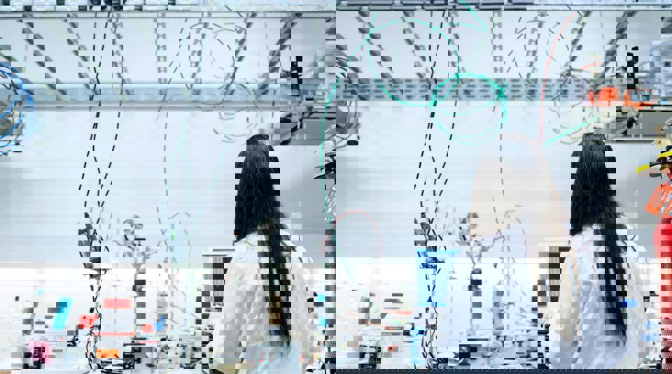 Woman Science Lab Esr